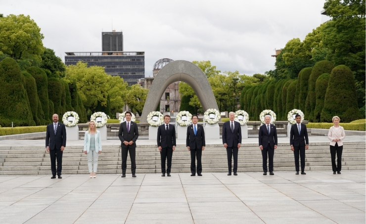G7首脳が原爆死没者慰霊碑へ献花